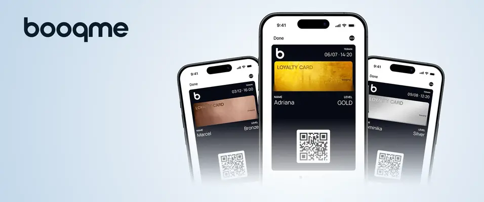 3 úrovne vernotných kariet s logom booqme, zlatá, strieborná a bronzová zobrazená na mobilých telefónoch